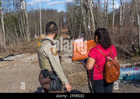 Palisade, États-Unis. 28 avril 2021. Un adjoint du shérif du comté d'Aitkin et un manifestant de protection de l'eau regardent deux travailleurs effectuant une tâche sur le pipeline de la ligne 3 près de Palisade, MN, le 28 avril 2021. Le protestant a déclaré que seuls les membres tribaux étaient autorisés dans cette zone à l'époque, et à sa demande, le soldat a marché, interrogé les deux travailleurs et confirmé qu'ils étaient membres tribaux. (Photo de Daniel Brown/Sipa USA) crédit: SIPA USA/Alay Live News Banque D'Images