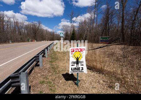 Palisade, États-Unis. 28 avril 2021. Plusieurs panneaux protestant contre le pipeline de la ligne 3 près de Palisade, MN, sont en reste à l'extérieur d'un camp de protection de l'eau le 28 avril 2021. (Photo de Daniel Brown/Sipa USA) crédit: SIPA USA/Alay Live News Banque D'Images