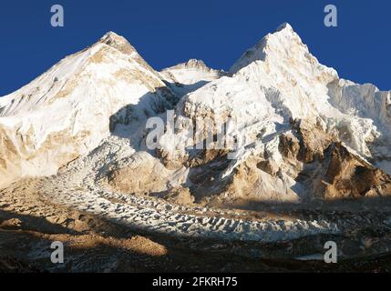 Vue panoramique sur le mont Everest, Lhotse et Nuptse depuis le camp de base Pumo RI - chemin vers le camp de base du mont Everest, vallée de Khumbu, parc national de Sagarmatha, N Banque D'Images