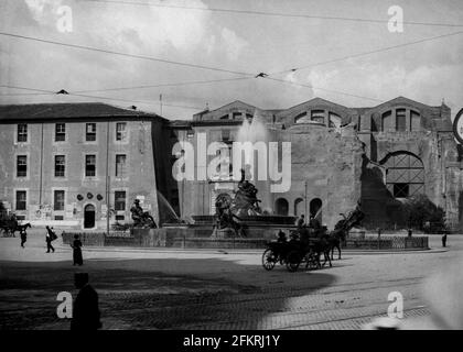 AJAXNETPHOTO. c.1908 -14. ROME, ITALIE. - GRAND ALBUM DE TOURNÉE; NUMÉRISATIONS DE NÉGATIFS EN VERRE IMPÉRIAL D'ORIGINE - FONTAINE DES NAIADS. PHOTOGRAPHE : INCONNU. SOURCE: COLLECTION DE LA BIBLIOTHÈQUE D'IMAGES D'ÉPOQUE AJAX.CREDIT: BIBLIOTHÈQUE D'IMAGES D'ÉPOQUE AJAX. RÉF; 1900 3 12 Banque D'Images