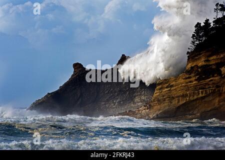 Une vague qui s'est écrasant au-dessus du cap Kiwanda, route panoramique de Three Capes, Pacific City, Oregon Banque D'Images