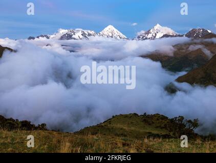 Vue en soirée du Mont Salkantay ou Salcantay au milieu des nuages, vue du sentier de randonnée de Choquequirao, région de Cuzco ou Cusco, région de Machu Picchu, P Banque D'Images