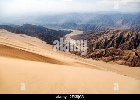 La dune de sable Cerro Blanco, les plus hautes dunes du monde, située près de la ville de Nasca ou Nazca au Pérou Banque D'Images