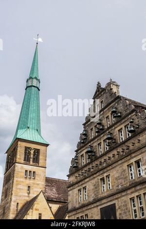 Eglise Saint-Nicolai et Hochzeitshaus, le Glockenspiel joue l'histoire du Piper de Hameln, à Hamelin, Basse-Saxe, Allemagne Banque D'Images