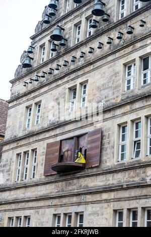 Façade de la Hochzeitshaus, le Glockenspiel joue l'histoire du Piper de Hameln, à Hamelin, Basse-Saxe, Allemagne Banque D'Images