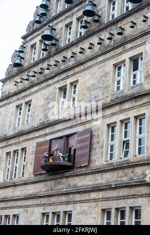 Façade de la Hochzeitshaus, le Glockenspiel joue l'histoire du Piper de Hameln, à Hamelin, Basse-Saxe, Allemagne Banque D'Images