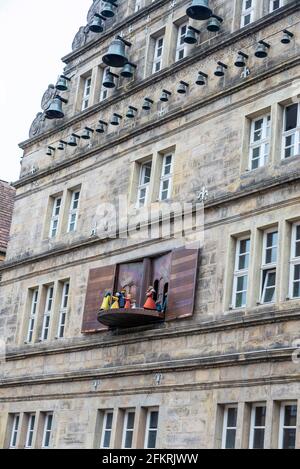 Façade de la Hochzeitshaus, le Glockenspiel joue l'histoire du Piper de Hameln, à Hamelin, Basse-Saxe, Allemagne Banque D'Images