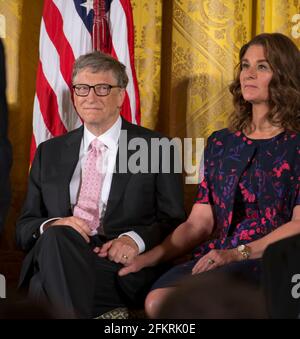 **PHOTO DU FICHIER** Bill et Melinda Gates divorcent après 27 ans de mariage. Washington DC, 22 novembre 2016, Etats-Unis: Le président Barack Obama décerne la Médaille de la liberté à Bill et Melinda Gates à la Maison Blanche. Crédit : Patsy Lynch/MediaPunch Banque D'Images