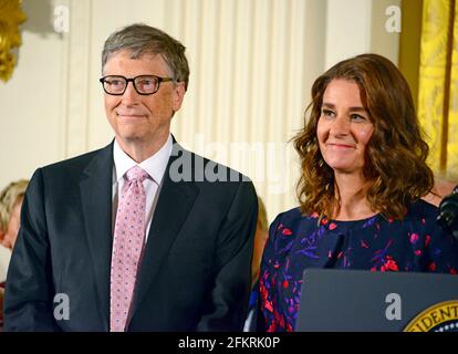 **PHOTO DU FICHIER** Bill et Melinda Gates divorcent après 27 ans de mariage. Le président des États-Unis Barack Obama remet la Médaille présidentielle de la liberté à Bill et Melinda Gates lors d'une cérémonie dans la salle est de la Maison Blanche à Washington, DC, le mardi 22 novembre 2016. La Médaille présidentielle de la liberté est le plus haut honneur civil de la nation. Crédit : Ron Sachs/CNP/MediaPunch Banque D'Images