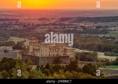 Château de Torrechiara, Émilie-Romagne, Italie, au crépuscule Banque D'Images