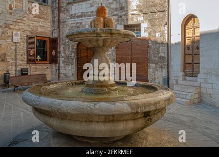 Fontana dei Matti (Fontaine du Mad) à Gubbio, Ombrie Banque D'Images