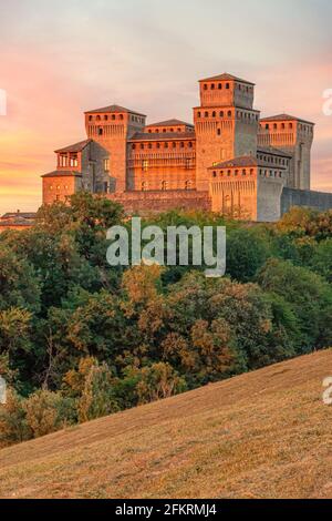 Château de Torrechiara, Émilie-Romagne, Italie, au crépuscule Banque D'Images