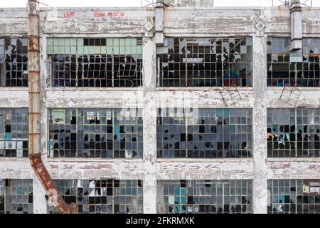 Detroit, Michigan - l'extérieur de l'usine automobile Fisher Body 21 abandonnée. L'usine a ouvert ses portes en 1919, a fonctionné jusqu'en 1984 et a été abandonnée s Banque D'Images