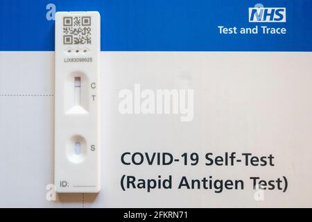 Kit d'auto-test d'antigène rapide NHS Covid-19 avec un résultat négatif affiché sur la cassette de test d'antigène. Banque D'Images