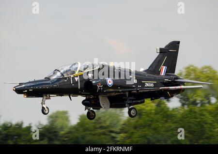 Royal Air Force, RAF BAE Hawk avion d'entraînement à jet T2 ZK035 atterrissant à RAF Fairford pour Royal International Air Tattoo 2011, RIAT, Royaume-Uni. Hawk 128 AJT Banque D'Images