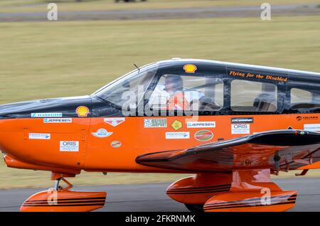 Piper PA-28 Cherokee Dakota G-FRGN, de Polly Vacher, le plus petit avion volé en solo par une femme du monde entier via l'Australie. Record de pilote féminin Banque D'Images