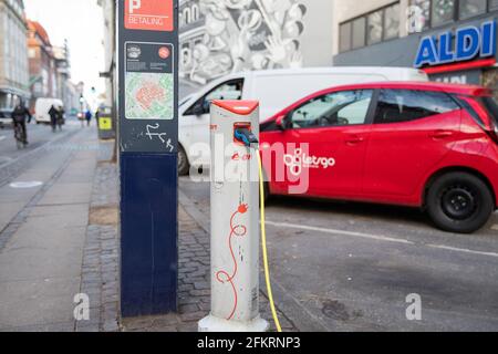 Copenhague, Danemark, 30 janvier 2021 : station de recharge de voiture électrique dans un parc Banque D'Images