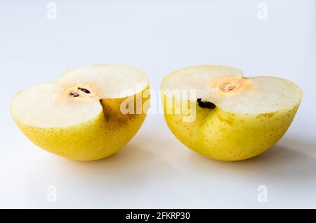 Gros plan d'une coupe a ouvert la poire coréenne isolée sur un fond blanc. Banque D'Images
