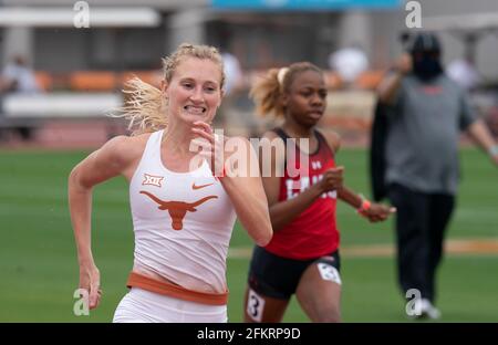 Austin, Texas, États-Unis. 1er mai 2021. Sophia Falco, athlète d'élite du Texas, s'affronte au Texas Invitational au stade Mike A Myers de l'Université du Texas à Austin. Crédit : Bob Daemmrich/Alay Live News Banque D'Images