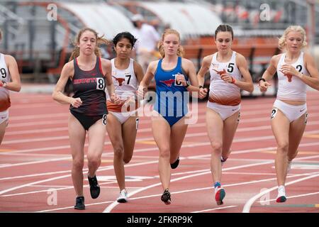 Austin, Texas, États-Unis. 1er mai 2021 : athlètes d'élite de l'université en compétition dans les 5000 mètres féminins au Texas Invitational au stade Mike A. Myers de l'Université du Texas à Austin. Crédit : Bob Daemmrich/Alay Live News Banque D'Images