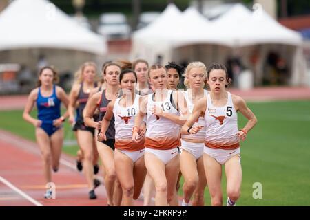 Austin, Texas, États-Unis. 1er mai 2021 : athlètes d'élite de l'université en compétition dans les 5000 mètres féminins au Texas Invitational au stade Mike A. Myers de l'Université du Texas à Austin. Crédit : Bob Daemmrich/Alay Live News Banque D'Images