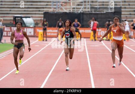 Austin, Texas, États-Unis. 1er mai 2021. Athlètes d'élite de gauche à droite, Keni Harrison (Team Adidas), Chelsea Francis de SMU et Kynnedy Flannel du Texas en compétition dans les 100 mètres féminins au Texas Invitational au stade Mike A. Myers de l'Université du Texas à Austin. Crédit : Bob Daemmrich/Alay Live News Banque D'Images