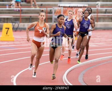 Austin, Texas, États-Unis. 1er mai 2021. Les athlètes d'élite se disputent dans les 800 mètres féminins au Texas Invitational au stade Mike A. Myers de l'Université du Texas à Austin. Crédit : Bob Daemmrich/Alay Live News Banque D'Images