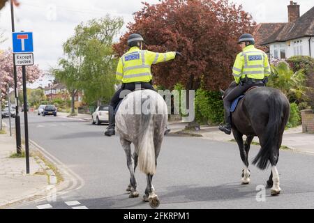 Monté des policiers à cheval près de Blackheath, Greenwich, dans le sud de Londres, en Angleterre Banque D'Images