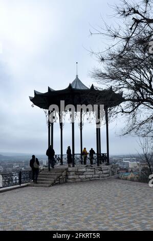 Pyatigorsk, Russie - 23 mars 2021 : vue panoramique de Pyatigorsk depuis le pont d'observation près de l'arbre chinois, stations des eaux minérales du Caucase Banque D'Images