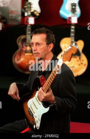 VENTE AUX ENCHÈRES DE GUITARE ERIC CLAPTON JUIN 1999SALE PAR CHRISTIE'S À NEW YORK D'UNE SÉLECTION DE GUITARES ERIC CLAPTON, LE 24 JUIN, EN AIDE AU CARREFOUR D'ANTIGUA. CLAPTON DANS LE BUREAU DE LONDRES DE CHRISTIES AVEC UNE SÉLECTION DES GUITARES À VENDRE. Banque D'Images