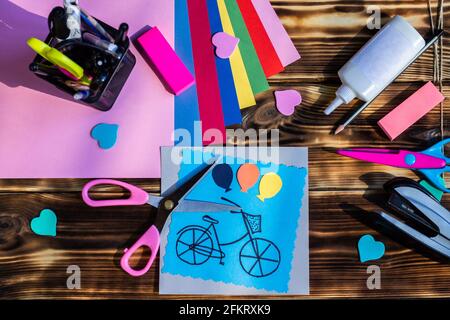 Tutoriel étape par étape sur la création d'une carte de vœux en carton de couleur. Comment faire une carte papier avec vélo. Étape 7. Concept DIY. Instructions sur la photo. Monde b Banque D'Images