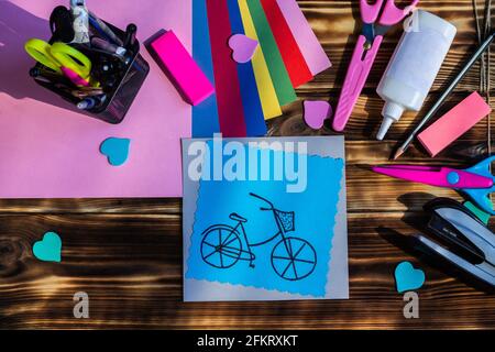 Tutoriel étape par étape sur la création d'une carte de vœux en carton de couleur. Comment faire une carte papier avec vélo. Étape 6. Concept DIY. Instructions sur la photo. Monde b Banque D'Images