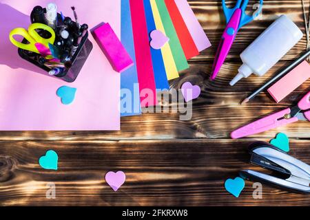 Tutoriel étape par étape sur la création d'une carte de vœux en carton de couleur. Comment faire une carte papier avec vélo. Étape 1. Concept DIY. Instructions sur la photo. Monde b Banque D'Images