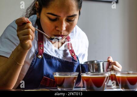 Goûteur de café professionnel qui teste de nouvelles odeurs et de nouvelles saveurs. Banque D'Images