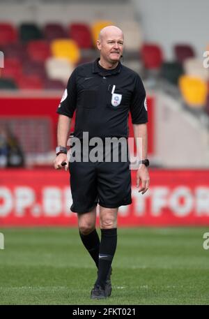 Brentford, Royaume-Uni. 1er mai 2021. Arbitre Lee Mason lors du championnat Sky Bet, à huis clos, match entre Brentford et Watford au stade communautaire de Brentford, Brentford, Angleterre, le 1er mai 2021. Photo par Andrew Aleksiejczuk/Prime Media Images. Crédit : Prime Media Images/Alamy Live News Banque D'Images