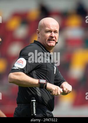 Brentford, Royaume-Uni. 1er mai 2021. Arbitre Lee Mason lors du championnat Sky Bet, à huis clos, match entre Brentford et Watford au stade communautaire de Brentford, Brentford, Angleterre, le 1er mai 2021. Photo par Andrew Aleksiejczuk/Prime Media Images. Crédit : Prime Media Images/Alamy Live News Banque D'Images