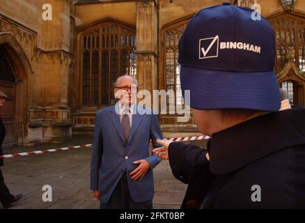 le candidat lord bingham à oxford en tant que diplômés votant pour le prochain chancelier de l'université d'oxford. 14/3/03 pilston Banque D'Images