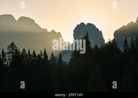 Lever de soleil entre les falaises de montagne Banque D'Images