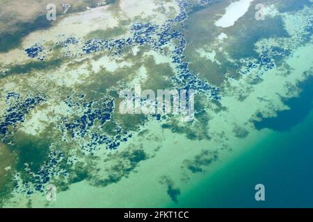 Photographie aérienne abstraite de l'eau près de Chemainus et Saltair, île de Vancouver, Colombie-Britannique, Canada. Banque D'Images