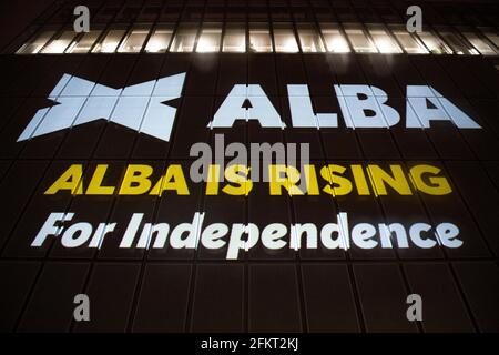 Glasgow, Écosse, Royaume-Uni. 3 mai 2021. PHOTO : un énorme logo Alba Party est projeté sur le côté des studios BBC Scotland à Glasgow la veille du dernier débat des leaders de la télévision en direct. À ce jour, la BBC n'a pas inclus Alex Salmond, le leader du parti Alba dans la série de débats Live TV. Pic Credit: Colin Fisher/Alay Live News Banque D'Images