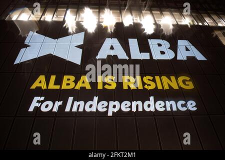 Glasgow, Écosse, Royaume-Uni. 3 mai 2021. PHOTO : un énorme logo Alba Party est projeté sur le côté des studios BBC Scotland à Glasgow la veille du dernier débat des leaders de la télévision en direct. À ce jour, la BBC n'a pas inclus Alex Salmond, le leader du parti Alba dans la série de débats Live TV. Pic Credit: Colin Fisher/Alay Live News Banque D'Images