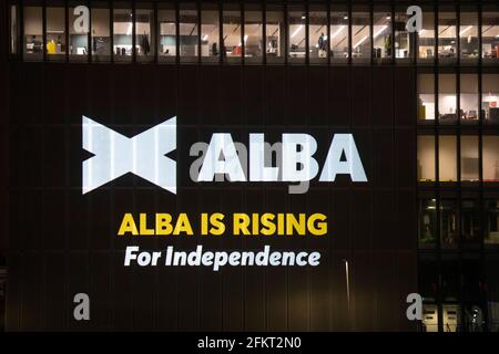 Glasgow, Écosse, Royaume-Uni. 3 mai 2021. PHOTO : un énorme logo Alba Party est projeté sur le côté des studios BBC Scotland à Glasgow la veille du dernier débat des leaders de la télévision en direct. À ce jour, la BBC n'a pas inclus Alex Salmond, le leader du parti Alba dans la série de débats Live TV. Pic Credit: Colin Fisher/Alay Live News Banque D'Images