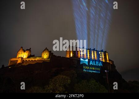 **SOUS EMBARGO JUSQU'À 12 HEURES MARDI 4 MAI 2021** EDIMBOURG, ÉCOSSE, ROYAUME-UNI. 4 mai 2021. PHOTO : un énorme logo Alba Party avec les mots « ALBA EST EN TRAIN DE SE LEVER POUR L'INDÉPENDANCE » est projeté sur le côté du château d'Édimbourg. Pic Credit: Colin Fisher/Alay Live News Banque D'Images