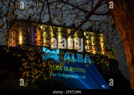 **SOUS EMBARGO JUSQU'À 12 HEURES MARDI 4 MAI 2021** EDIMBOURG, ÉCOSSE, ROYAUME-UNI. 4 mai 2021. PHOTO : un énorme logo Alba Party avec les mots « ALBA EST EN TRAIN DE SE LEVER POUR L'INDÉPENDANCE » est projeté sur le côté du château d'Édimbourg. Pic Credit: Colin Fisher/Alay Live News Banque D'Images