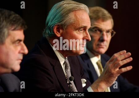 PRÉSIDENT DU LIFFE BRIAN WILLIAMSON (AU CENTRE) AVEC JEAN FRANÇOIS THEODORE-CEO D'EURONEXT (À GAUCHE) ET DIRECTEUR EXÉCUTIF DE LIFFE HUGH FREEDBERG (À DROITE), PARLE DE PRESSE AUJOURD'HUI APRÈS LA FUSION DE LIFFE AVEC EURONEXT.29 OCTOBRE 2001 PHOTO ANDY PARADISE Banque D'Images