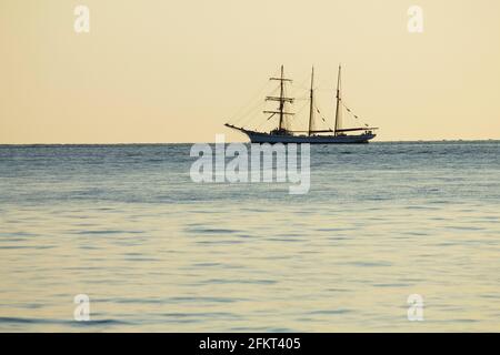 Tall Ship Sailing on ocean Banque D'Images