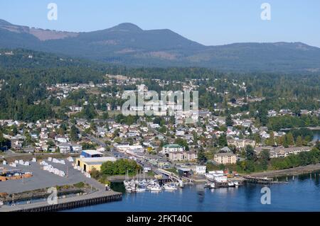 Photographie aérienne de Chemainus montrant le quai du gouvernement et le terminal BC Ferry, île de Vancouver, Colombie-Britannique, Canada. Banque D'Images