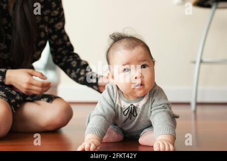 Baby Girl sitting on floor Banque D'Images