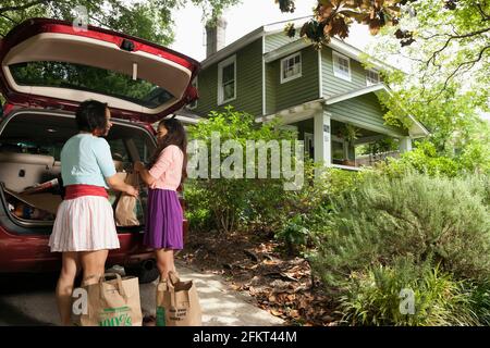 Mère et fille le déchargement des sacs de magasinage Banque D'Images