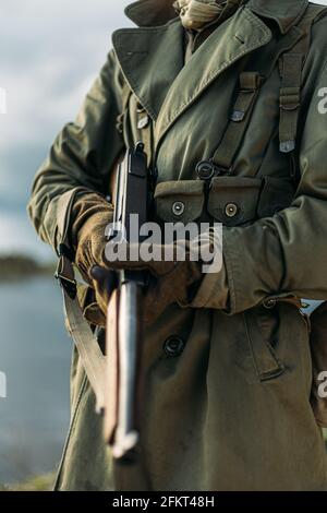 Soldier of USA Infantry of World War II détient Submachine Arme en mains Banque D'Images